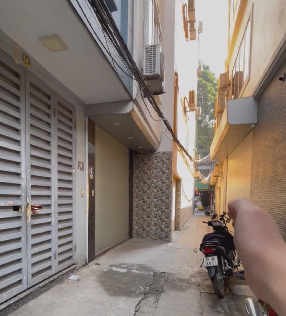 Đi khảo sát thực địa để  nắm rõ khu vực và tiện ích xung quanh căn nhà bán